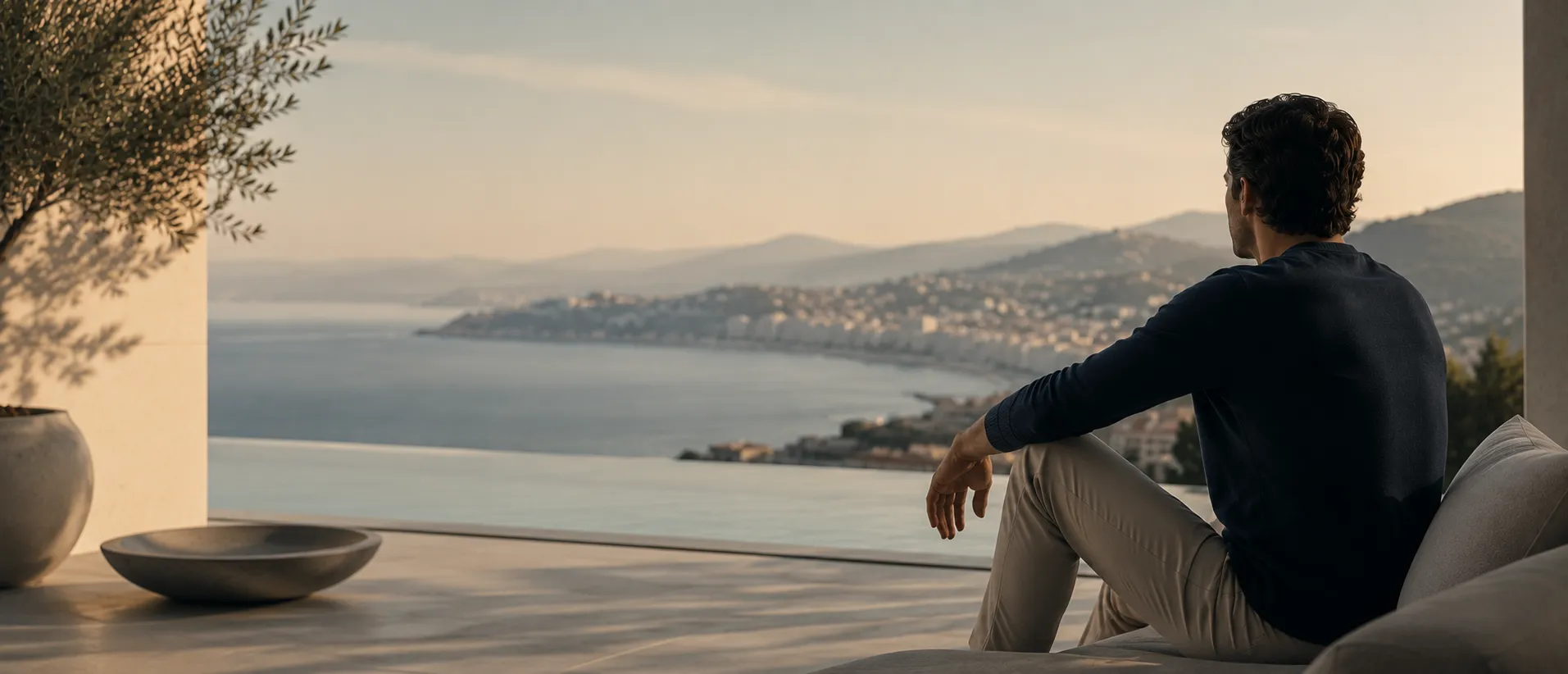 Pénoplastie d'allongement à Nice : un homme contemple la baie des Anges, Clinique esthétique Mozart