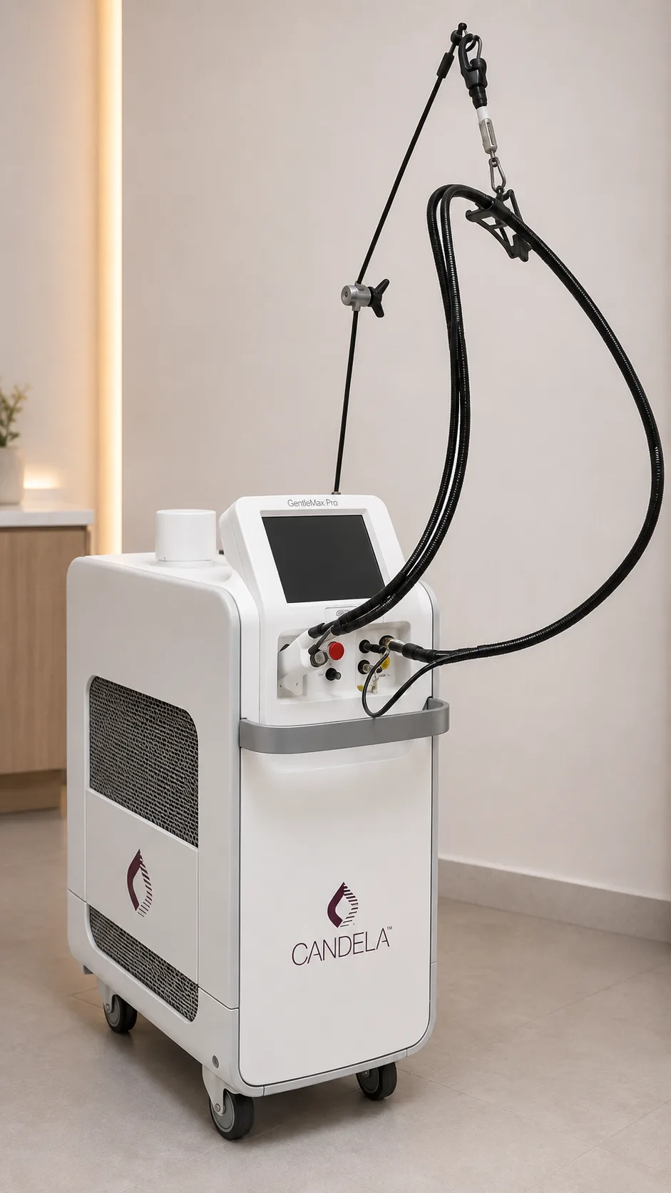 Le laser Candela GentleMax Pro de la Clinique esthétique Mozart, dans la salle de soin, à Nice