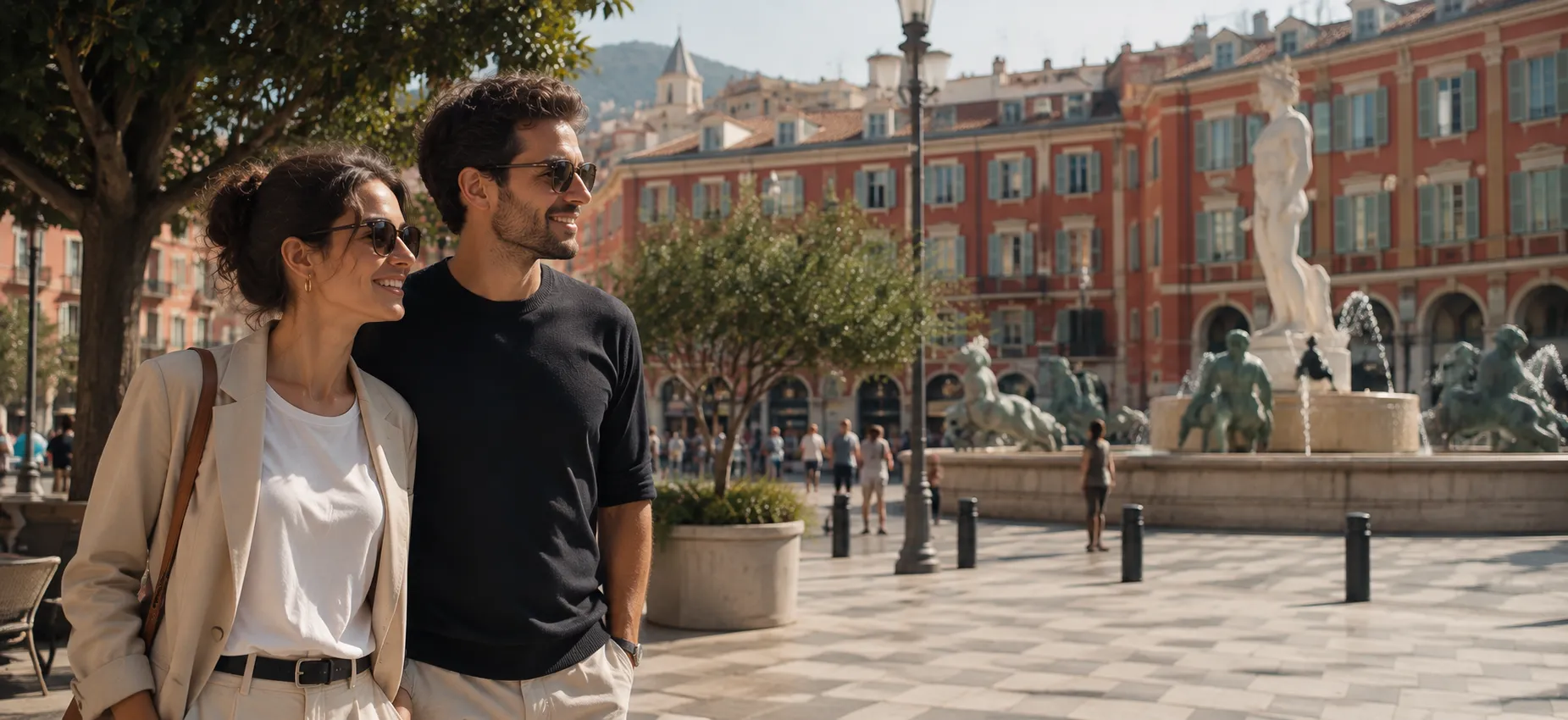 Un couple traverse la place Masséna au soleil, à quelques minutes de la Clinique esthétique Mozart à Nice