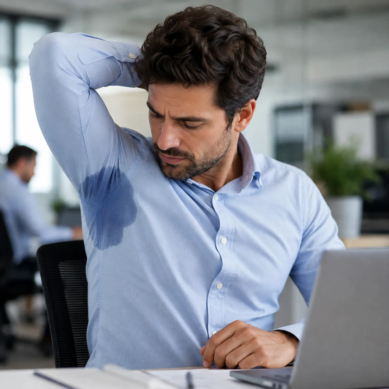 Quand la transpiration des aisselles devient excessive : une chemise marquée sous le bras en pleine journée de travail, Clinique esthétique Mozart à Nice