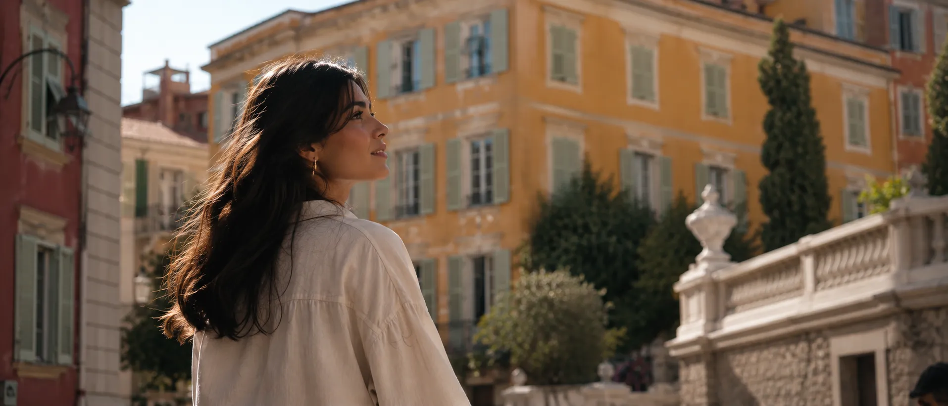 Vaginoplastie à Nice : une femme dans les rues de Nice, entre façades ocre et cyprès de la vieille ville, Clinique esthétique Mozart